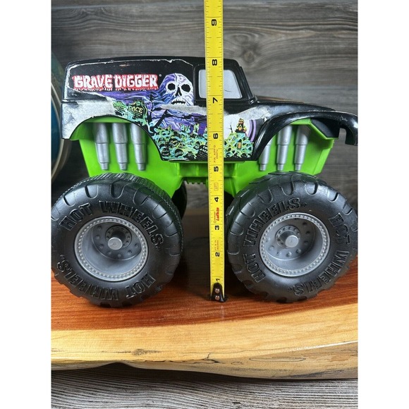Hot Wheels Grave Digger Bad to the Bone 2002 Mattel Large Toy Monster Truck - Picture 9 of 10
